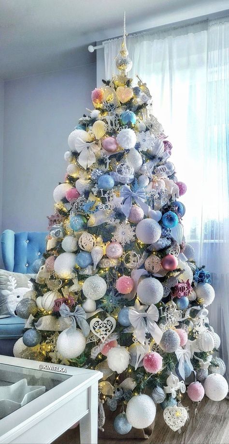 Crismas Tree, Pink Xmas Tree, Pink Christmas Tree Decorations, Blue Christmas Tree Decorations, Christmas Tree Inspo, Rose Gold Christmas, Pink Xmas, Blue Christmas Tree, Creative Christmas Trees