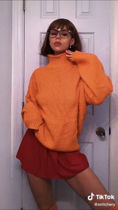 Brunette Men, Velma Halloween Costume, Halloween Costumes For Brunettes, Velma Costume, Halloween Costumes Brunette, Velma Cosplay, Daphne Costume, Daphne And Velma, Halloween Coustumes