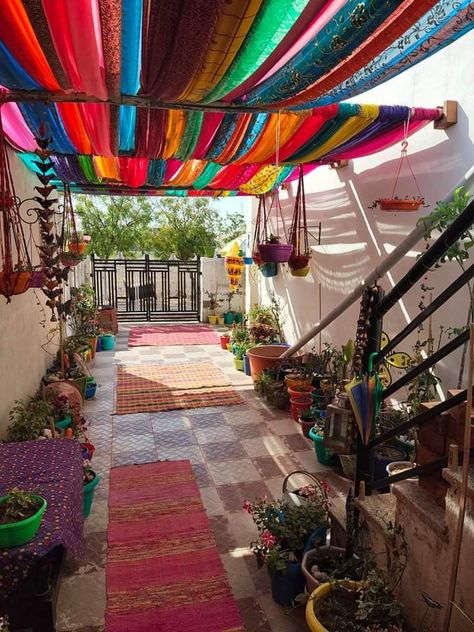 Saree/fabric roof canopy can be done outst or indoors I'm in India, amazing fabric Fabric Roof Outdoor, Mexican Outdoor Decor, Hippie Backyard, Hippie Garden Ideas, Iii Points, Thailand House, Boho Outdoor Space, Bohemian Style Interior Design, Canopy Garden