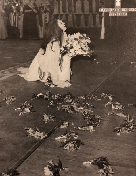 Dame Joan Sutherland takes her bows after a performance of Lucia di Lammermoor, Barcelona 1962. Lucia Di Lammermoor, Joan Sutherland, Opera Gloves, Opera Singers, Beautiful Voice, Classical Music, Singers, Opera, Diva