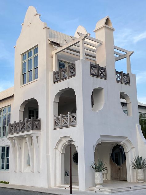 Meditterean House Exterior, Traditional Greek House Exterior, Greece White Houses, Meditterean House, Anglo Carribean Architecture, Modern Italian Farmhouse, Caribbean Colonial Architecture, Anglo Caribbean Architecture, Tuscan Architecture