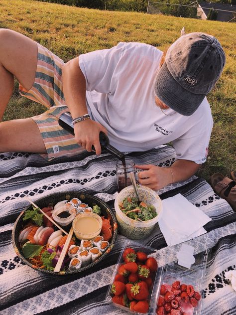 Couple Picknick Date, Cute Couple Picnic, Sushi Picnic Aesthetic, Living Room Picnic, Sushi Picnic, Cute Beach Picnic Date, Sushi Picnic Date Aesthetic, Picnic Date Ideas, Lunch Spread