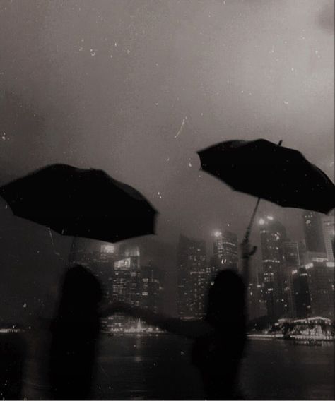 Rain Pictures, Rainy Day Aesthetic, I Love Rain, Night Rain, Rain Wallpapers, Under The Rain, Nyc Aesthetic, Love Rain, Rainy Night