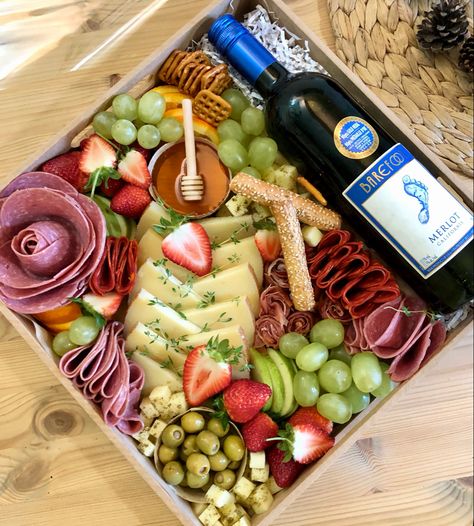 Charcuterie Picnic Basket, Christmas Charcuterie Gift Boxes, Charcuterie Gift Box, Charcuterie Picnic, Charcuterie Box, Brunch Party Decorations, Charcuterie Board Meats, Tea Party Sandwiches, Charcuterie Gifts