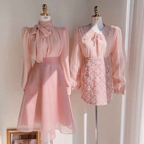 KSTYLELOOK on Instagram: "Summer Peachy Ribbon paired with mini and midi skirt 👩‍❤️‍💋‍👩🌷 Swipe for details👉" Princess Peach Outfits, Susie Core, Peach Outfits, Official Clothes, Ballet Inspired Fashion, Peach Clothes, Peach Fashion, Bff Matching Outfits, Gala Outfit