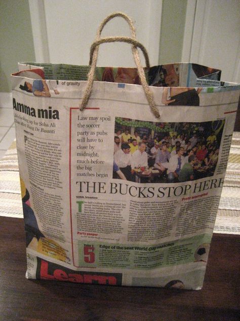 Newspaper Bags, Newspaper Crafts Diy, Diy Newspaper, Newspaper Crafts, Recycle Bag, Homemade Decor, Old Newspaper, Upcycled Crafts, Recycled Crafts