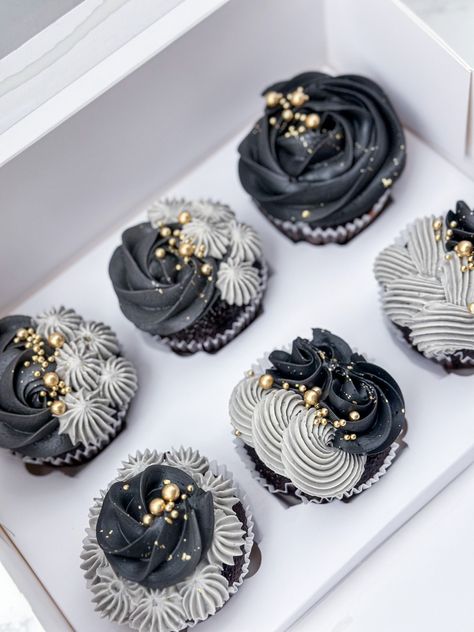 #cupcakes #blackcupcakes Black And White Wedding Cake With Cupcakes, Black Theme Cupcakes, Black Frosting Cupcakes, Glitz And Glam Cupcakes, Black Cupcakes Wedding, Grey Cupcakes Ideas, Black White And Silver Cupcakes, Black And Silver Birthday Cookies, Masculine Cupcakes Ideas