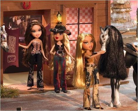 bratz wild wild west Bratz Wild Wild West, Bratz Dollhouse, Country Core, Bratz Fashion, 2020s Fashion, Bratz Aesthetic, Coyote Ugly, Bratz Doll Outfits, Cowgirl Outfit