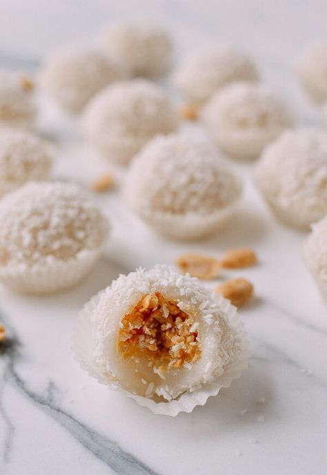 Peanut Mochi, Vietnamese Dessert, Rice Desserts, Mochi Recipe, Woks Of Life, The Woks Of Life, Chinese Dessert, Woks, Asian Desserts