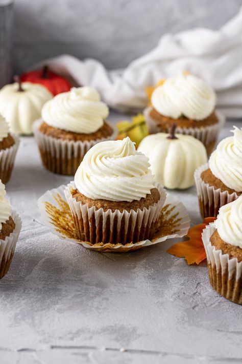 Pumpkin Cupcakes With Maple Frosting, Maple Pumpkin Cupcakes, Pumpkin Cupcake Recipes, Cupcake Frosting Recipes, Maple Buttercream, Pumpkin Cupcake, Maple Frosting, Chocolate Chip Cupcakes, Pumpkin Pie Filling