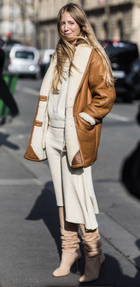 Sheepskin Coat Outfit, Jeanne Damas, Moda Paris, Paris Fashion Week Street Style, Song Of Style, Womens Fashion Casual Summer, Sheepskin Coat, Coat Outfit, Copenhagen Fashion Week