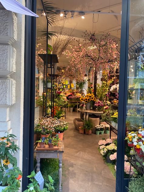 Florist Job Aesthetic, Flowers Store Aesthetic, Flower Store Bloxburg, Inside Flower Shop, Flower Boutique Aesthetic, Bloxburg Flower Shop, Flower Store Aesthetic, Floral Shop Ideas, Flower Shop Ideas