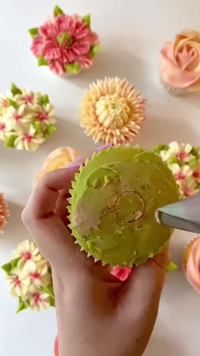 Cupcake Bouquet Tutorial, Cake Design Birthday, Rose Cake Design, Buttercream Flowers Tutorial, Cupcakes Flores, Cake Soap, Cake Decorating Icing, Eat Cupcakes, Buttercream Cake Decorating