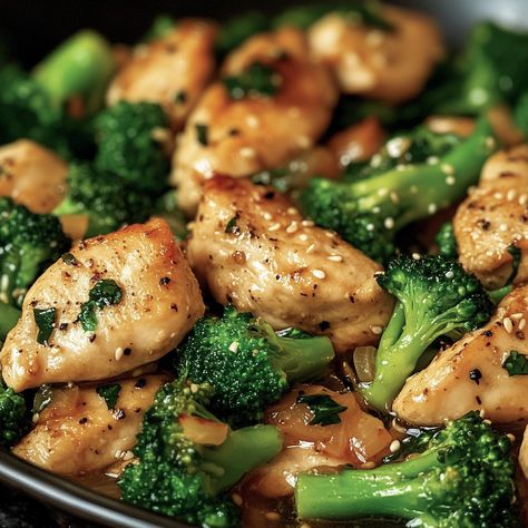 Looking for a nutritious, flavorful meal that’s easy to prepare and sure to please your family? Garlic Chicken with Broccoli… Garlic Chicken With Broccoli And Spinach, Garlic Chicken With Broccoli, Quick Dinner Options, Chicken With Broccoli, Healthy Plant Based Recipes, Tender Chicken Breast, Spinach Recipes, Frozen Vegetables, Chicken Broccoli