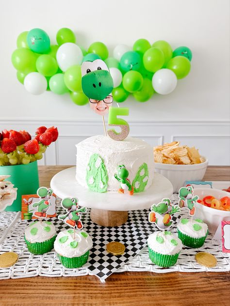 Dino Themed Party, Yoshi Party, Spiderman Birthday Party Decorations, Super Mario Bros Birthday Party, Polka Dot Balloons, Dinosaur Balloons, Super Mario Birthday Party, Mario Birthday Party, Super Mario Birthday