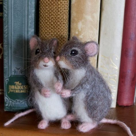 Field Mice, Needle Felted Mouse, Felted Mouse, Field Mouse, Pin Diy, Mouse Crafts, Needle Felting Diy, Needle Felted Christmas, Needle Felting Tutorials