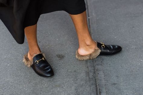 Gucci Fur Loafers, Gucci Mule, Gucci Princetown Slipper, Gucci Slipper, Snicker Shoes, Gucci Outfit, Fur Loafers, Chanel Slingback, New York Fashion Week Street Style