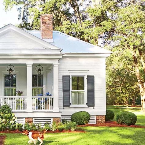 Small Colonial House Exterior, Small Southern Homes, Southern Home Exterior, Southern Colonial Homes, Eaton House, Small Colonial, Front Porch Decorating Ideas, Small House Exteriors, Southern Colonial