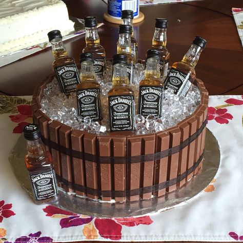 Jack Daniels KitKat barrel cake Jack Daniels Torte, Bolo Jack Daniels, Festa Jack Daniels, Jack Daniels Birthday, Jack Daniels Cake, Liquor Cake, Alcohol Cake, Barrel Cake, Diy Birthday Cake