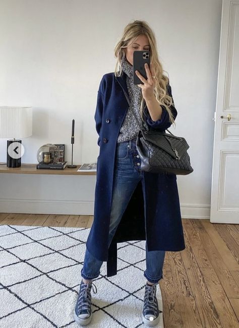 Navy Blue Sweater Outfit, Layering Street Style, Blue Sweater Outfit, Audrey Lombard, Fashion Me Now, Denim Street Style, Sassy Outfit, Wardrobe Outfits, Winter Mode