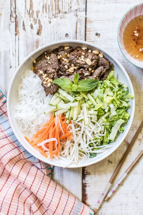 Vietnamese Lemongrass Beef, Beef Noodle Salad, Lemongrass Beef, Vietnamese Noodle Salad, Pak Choy, Quick Healthy Lunch, Noodle Salad Recipes, Beef Salad, Noodle Salad