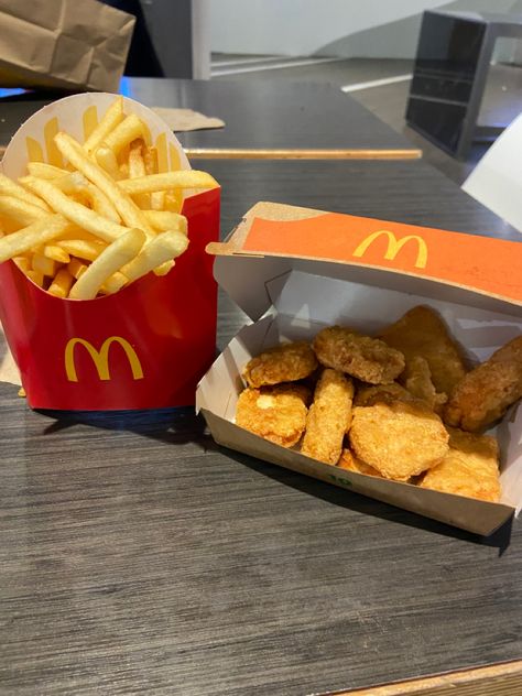 Mcdonalds Nuggets, Fast Food Drinks, Mcdonalds Breakfast, American Fast Food, Cafeteria Food, Soul Food Dinner, Food Therapy, Yummy Comfort Food, Delicious Snacks Recipes