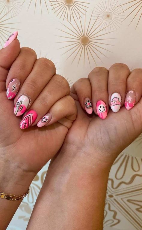 Nail Ideas For Nashville Trip, Punchy Cowgirl Nails, Cute Nashville Nails, Last Rodeo Nails, Nashville Themed Nails, Dolly Parton Nails Ideas, Nashville Nail Designs, Nashville Nails Ideas Country, Cowboy Halloween Nails