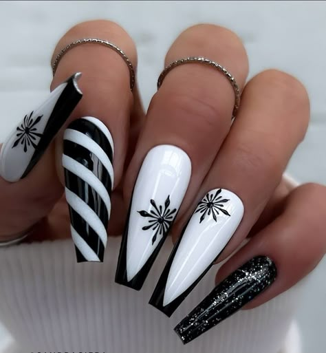 Long Nails Black And White, Black And White Holiday Nails, Holiday Nails Black And White, Black And White Nail Designs Coffin Long, Black Chrismast Nails, Black And White Stilleto Nails Design, Clean Girl Summer, Nail Painting, Holiday Nail Designs