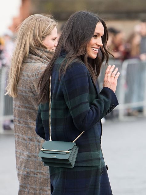 Meghan Markle Wearing the Strathberry East/West Leather Crossbody Bag Τσάντες Louis Vuitton, Princ Harry, Crossbody Bag Outfit, Burberry Coat, Favorite Handbags, Trendy Swimwear, Edinburgh Scotland, Interior Wall, Classic Mini