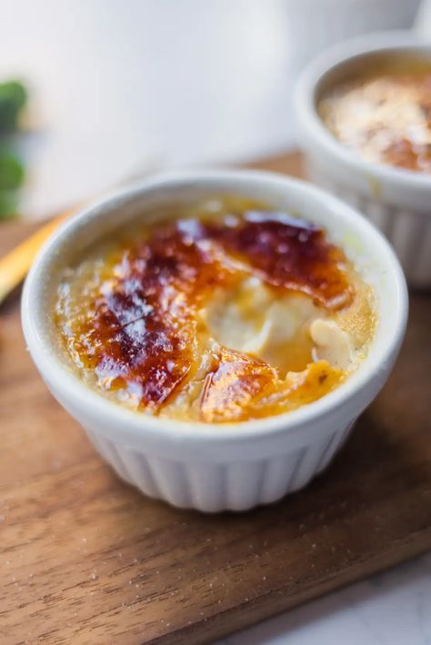 Vegan Creme Brulee, Creme Brulee Recipe, Dessert Simple, Caramelized Sugar, French Dessert, Elegant Desserts, Dessert Options, Keto Dessert, 4 Ingredients