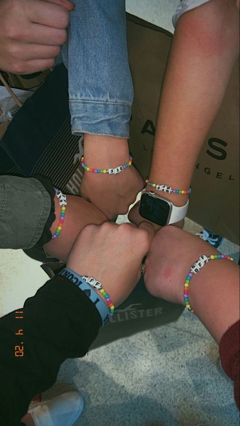 Matching Bracelets For 5 Friends, Matching Bracelets For 4 Best Friends, Matching Friendship Bracelets Aesthetic, Friendship Bracelets For 4 Friends, Friend Group Bracelets, Matching Bracelets For 4 Friends, Friendsgiving Sleepover, How To Make Braclets, Matching With Friends