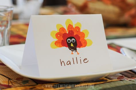 Place cards the kids can make... - Life With Fingerprints Thumbprint Turkey, Thanksgiving Table Place Cards, Thanksgiving Name Cards, Diy Place Cards, Thanksgiving Place Cards, Name Place Cards, Thanksgiving Kids, Thanksgiving Fun, Easy Thanksgiving