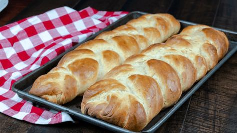 Challah (Braided Egg Bread) Egg Bread Recipe, Food Without Meat, Braid Bread, Making French Toast, Challah Bread Recipes, Quick Vegetarian Recipes, Egg Bread, Make French Toast, Braided Bread