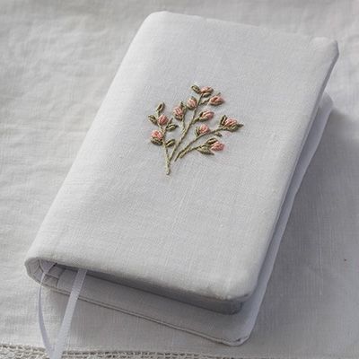 Book Cover Embroidery Ideas, Hand Embroidery Book Cover, Diy Cloth Book Cover, Embroidery On Book Cover, Embroidery Bible Cover, How To Make A Bible Cover, Embroidered Bible Cover, Sew Bible Cover, Bible Covers Diy