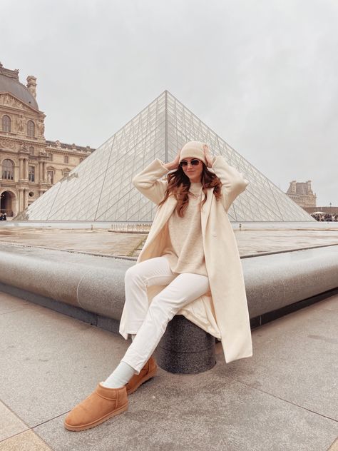 Paris fashion Louvre Museum Pose Ideas, Louvre Museum Photoshoot, The Louvre Photoshoot, Louvre Poses, Louvre Museum Photo Ideas, Louvre Pictures Ideas, Louvre Outfit Ideas, Louvre Museum Outfit, Louvre Photo Ideas