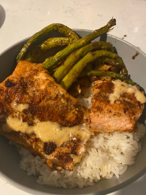 Healthy Food Pescatarian, Fish Dinner Aesthetic, Salmon Bowl Aesthetic, Salmon Dinner Aesthetic, Pescatarian Aesthetic, Dinner Aesthetic Food, Dinnerideas Healthy, Salmon Aesthetic, Pescatarian Food