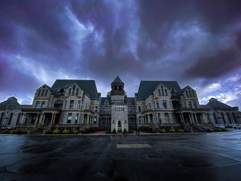 The Ohio State Reformatory is an impressive prison where some 154,000 prisoners passed through, it is also extremely haunted. Hope Lupin, Ohio State Reformatory, Haunted Prison, Mood Bored, The Long Dark, The Shawshank Redemption, Most Haunted Places, Ghost Adventures, Most Haunted