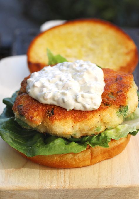 Fried Shrimp Burger, Shrimp Burger Recipe, Shrimp Burgers, Seafood Ideas, Fish Sandwiches, Lucky Food, Shrimp Burger, Shrimp Cakes, Hot Crab Dip