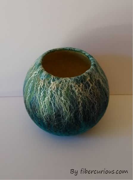 How To Wet Felt Bowls, Wet Felting Bowls, How To Make A Felted Bowl, Needle Felting On Styrofoam Balls, Felted Basket Pattern, Felted Bowls Tutorial, Needle Felted Bowls Tutorials, Wet Wool Felting, Felt Basket On A Ball