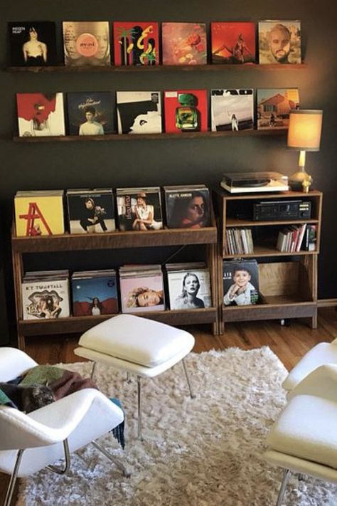 Vous avez envie de créer une déco qui vous ressemble? Et si vous vous inspiriez de vos goûts musicaux pour créer une décoration à votre image. Sur le blog, je vous parle de style rock et je vous donne des idées pour soignez les détails de votre déco #décoration #StyleRock #Rock #RockNRoll #détails #détaildéco #étagère #vinyle #album #pochette Vinyl Record Room, Home Music Rooms, Vinyl Room, Record Room, Music Room Decor, Audio Room, Vinyl Record Storage, Dekorasi Kamar Tidur, Vinyl Storage