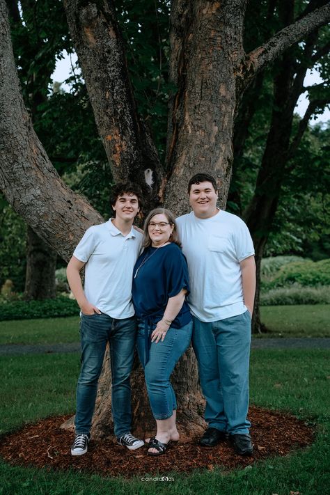 Mom and boys Photoshoot Adult Brothers Photography Poses, Family Photoshoot With Teenage Boys, Family Photo With Teenage Boys, Mom Son Photoshoot Picture Ideas, Mom And Boys Photoshoot, Mom And Boys, Older Family Photography, Brother Sister Pictures, Boys Photoshoot