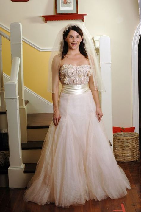 From Monica Geller to Kelly Kapowski, these TV brides knew how to rock some killer wedding gowns. Gilmore Girls Fashion, Robin Scherbatsky, Tv Weddings, Watch Gilmore Girls, Celebrity Wedding Dresses, Gilmore Girl, Wedding Movies, Alexis Bledel, Lorelai Gilmore