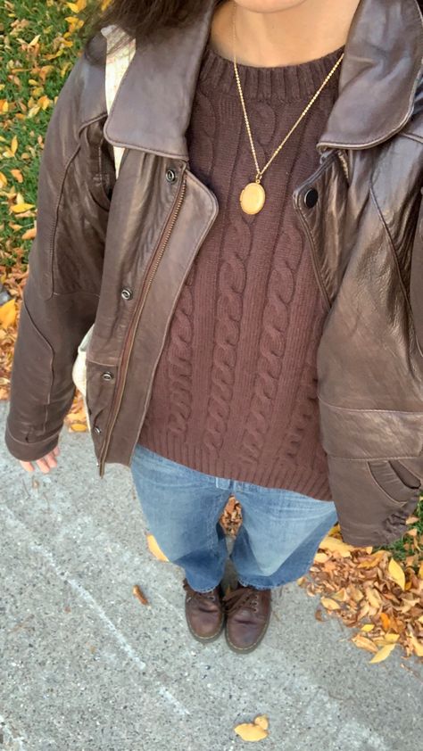 Sweater With Leather Jacket, Outfit Ideas With Brown Jacket, Rory Gilmore Leather Jacket, Rory Gilmore Brown Jacket, Brown Knit Outfit, Vintage Brown Leather Jacket Outfit, Brown Knit Sweater Outfit, Rory Gilmore Jacket, Brown Leather Jacket Aesthetic