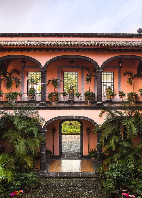 Vintage Mexican Aesthetic House, Hacendia Style Home, Mexico Hacienda Style Homes, Mexican Courtyard Hacienda Style, Hacienda Style Interior, Mexican Rancho Aesthetic, Mexican Houses Exterior Haciendas, Hacienda Aesthetic, Mexico House Mexican Style