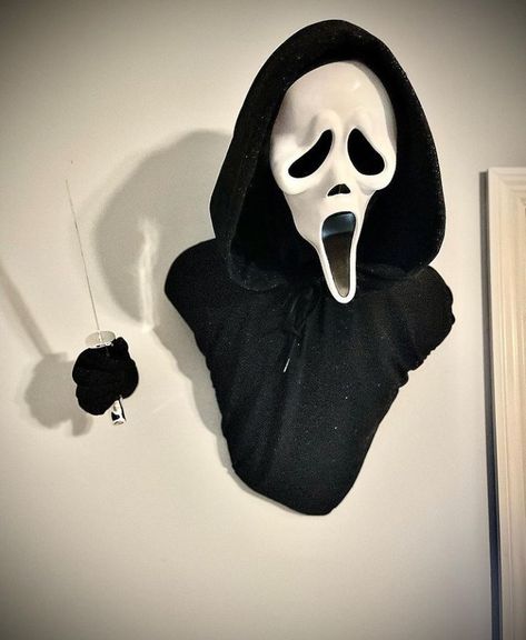 Ghost Face Room Decor, Ghostface Room Decor, Ghostface Decorations, Ghostface Items, Horror Room Decor, Cocktails Drawing, Ghostface Mask, Retro Room Ideas, Horror Villians