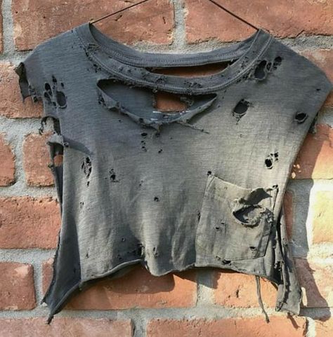 Distressed Outfit, Ladies Crop Top, Diy Cut Shirts, Ropa Upcycling, Ripped Shirts, Crop Top Summer, Diy Vetement, Diy Clothing, Summer Crop Tops