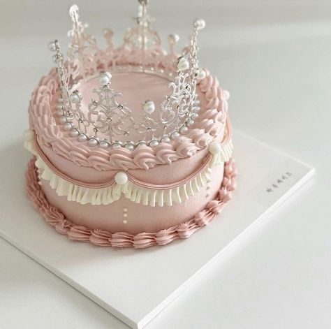 As sieraden urn sieraden aesthetic aesthetic ulzzang kpop anime icons polarr filters Gothic Birthday Cakes, Birthday Cake Crown, Tiara Cake, Pink Tiara, Queen Cakes, Pastel Cakes, Crown Cake, Pink Birthday Cakes, A Little Princess