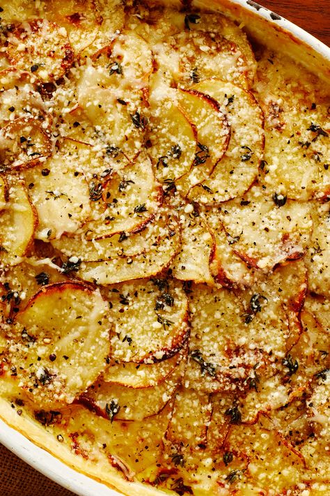 Potatoes au gratin is that rare side dish that feels equally appropriate at a fancy dinner party or Thanksgiving dinner and on a Tuesday night at home with the family. That is to say, it’s incredibly easy to make, wonderfully decadent, and everyone loves it—even if no one is quite sure what to call it (potato gratin, au gratin potatoes, scalloped potatoes, etc). Make Ahead Scalloped Potatoes, Potato Gratin Recipe, Au Gratin Potato Recipes, Au Gratin Recipes, Potatoes Au Gratin, Potato Gratin, Potato Sides, Scalloped Potatoes, Potato Dishes