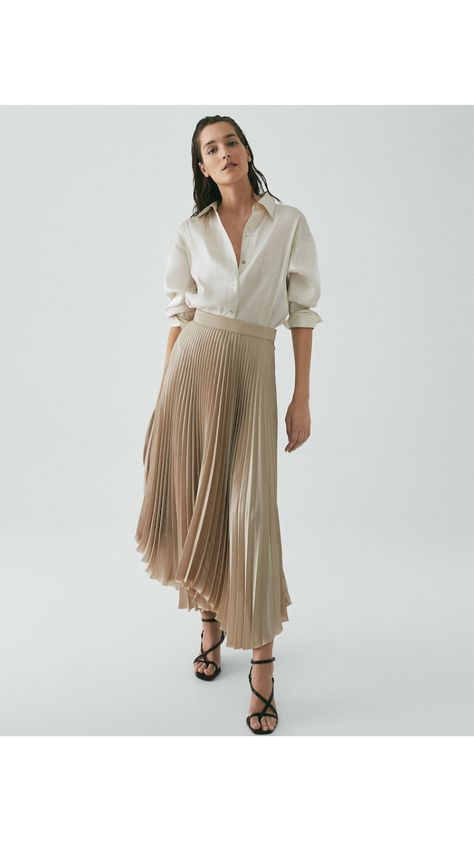 Satin Pleated Skirt Outfit, Beige Pleated Skirt Outfit, Pleated Skirt Street Style, Pleaded Skirt Outfits, Office Skirt And Blouse, Beige Skirt Outfit, Beige Pleated Skirt, Pleated Skirt Outfits, Satin Pleated Skirt