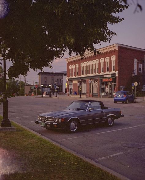 Northern Gothic, Small Town Mystery, Comic Background, Buffalo 66, 80s House, Americana Aesthetic, Mystery Shack, Photo Landscape, Midwest Emo